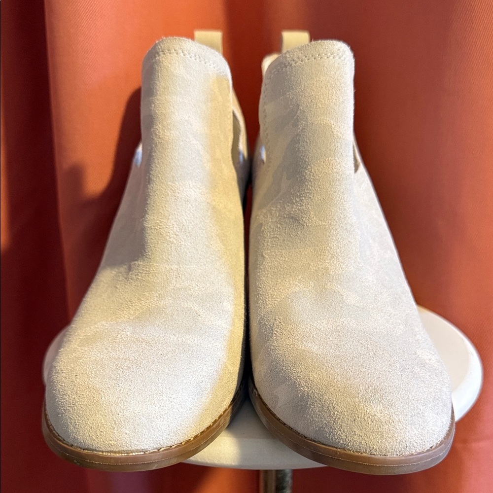 EUC Toms Kallie Egret Camo Suede Bootie Size 11 - Picture 2 of 6